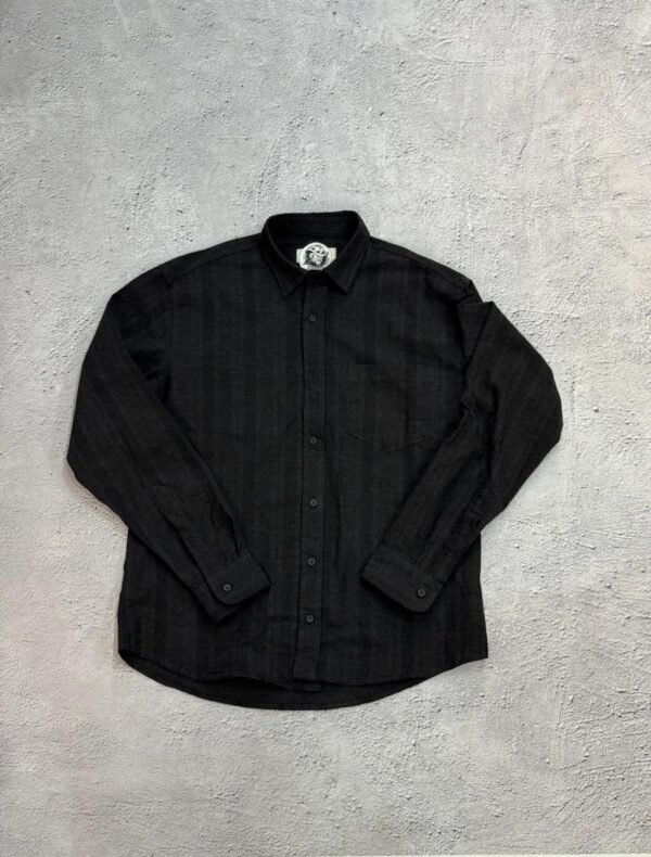 Camisa negra lineas